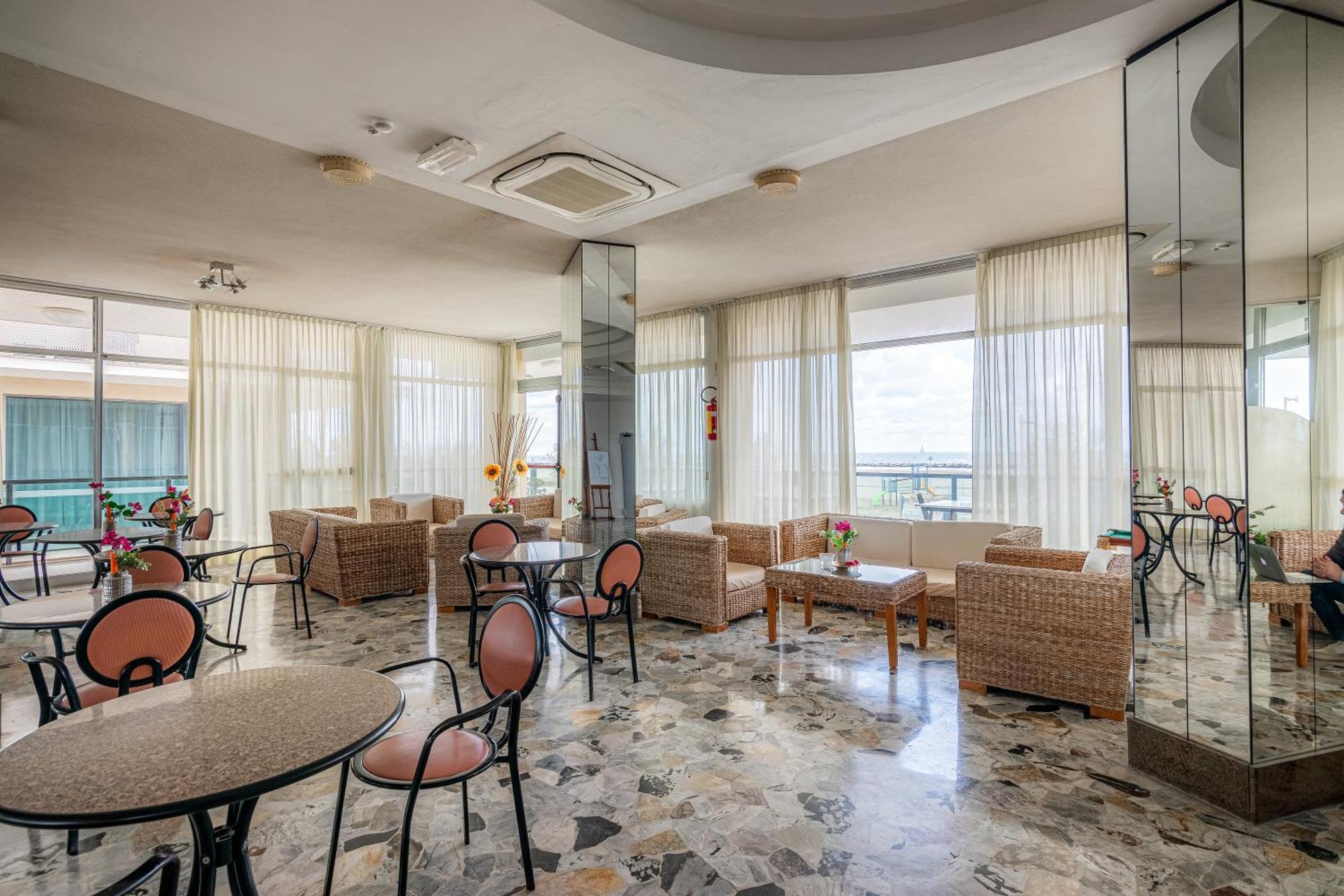 Hotel Crown リミニ エクステリア 写真